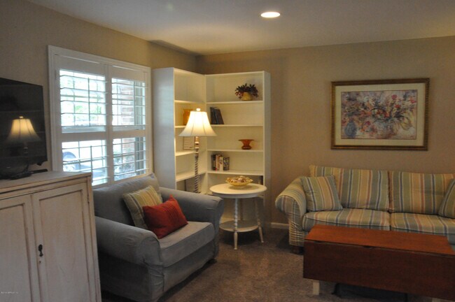 Building Photo - 537 Vikings Ln