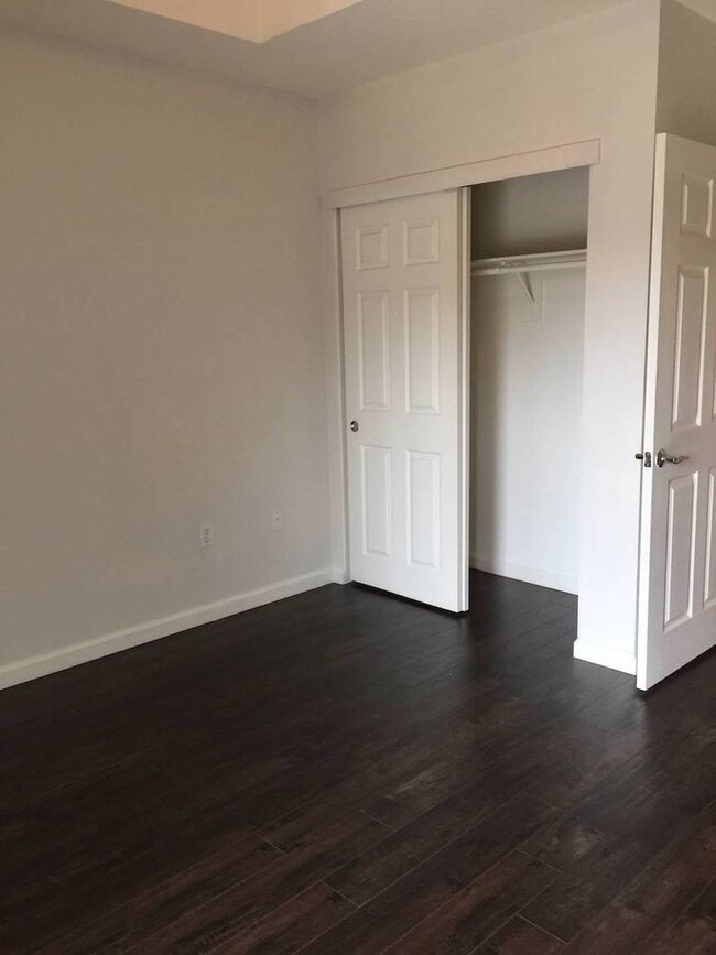 Building Photo - Amazing unfurnished 2 bedroom condo at Par...