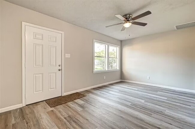 Building Photo - 515 Bluebonnet Dr