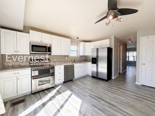 Building Photo - 2040 Oakcrest Cir
