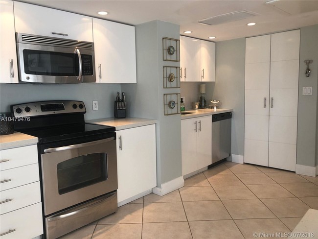 Foto del edificio - 1650 NE 115th St