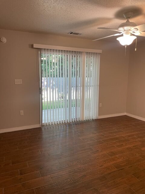 Building Photo - "Charming 2-Bed Townhouse Oasis - Prime Fort Walton Beach Location!"