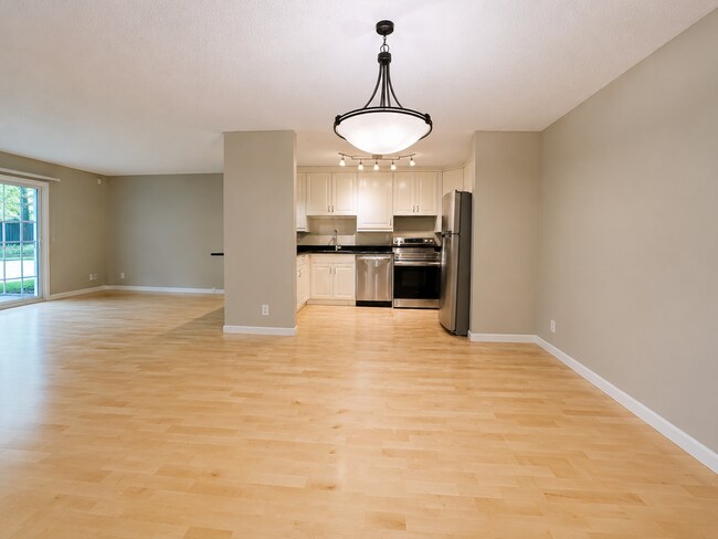 Foto del edificio - Live Next to Washington Park! Spacious 2-Bedroom Condo with Pool!