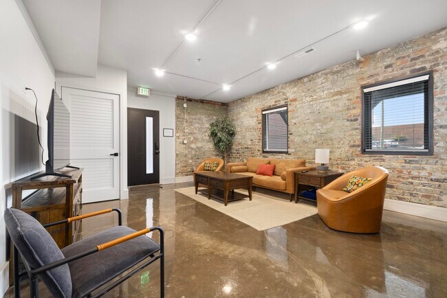 Building Photo - 18 Bank St