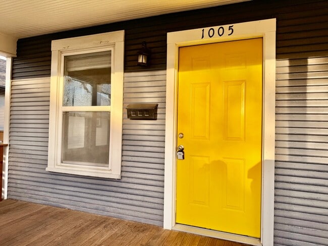 Building Photo - 1005 S Quincy Ave