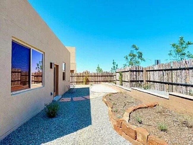 Building Photo - Beautiful Views