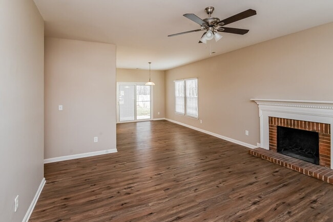 Building Photo - 2117 David Earl Dr