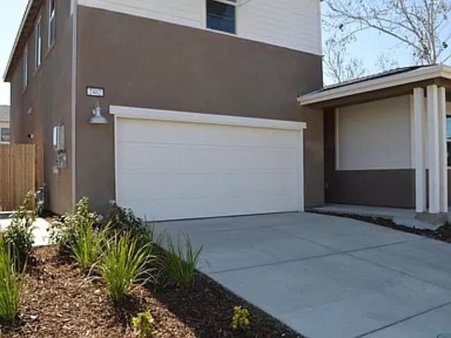 Building Photo - 2402 Urdaneta Way