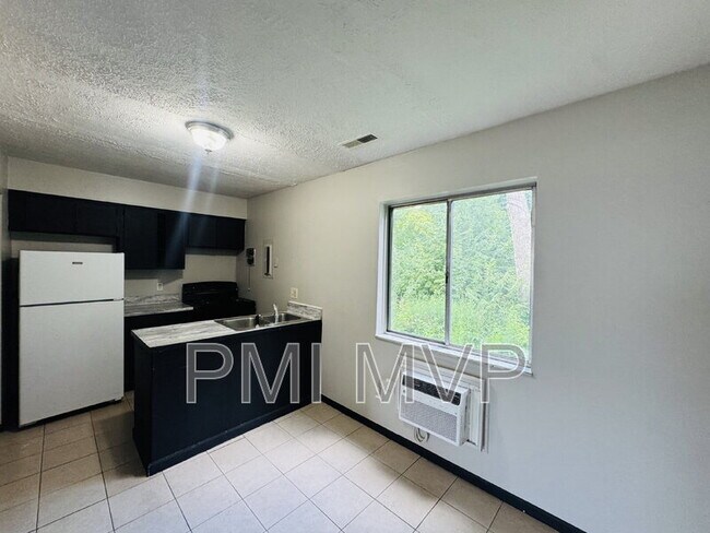 Building Photo - 828 Whitethorne Ave
