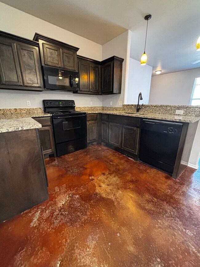 Foto del edificio - Move in Special!! 3BR 2BA duplex with 2 ca...