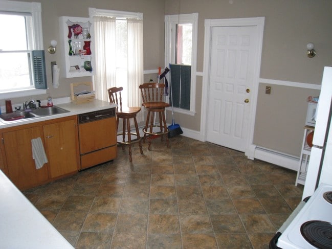 old fashioned oversized kitchens - 26 Prospect St