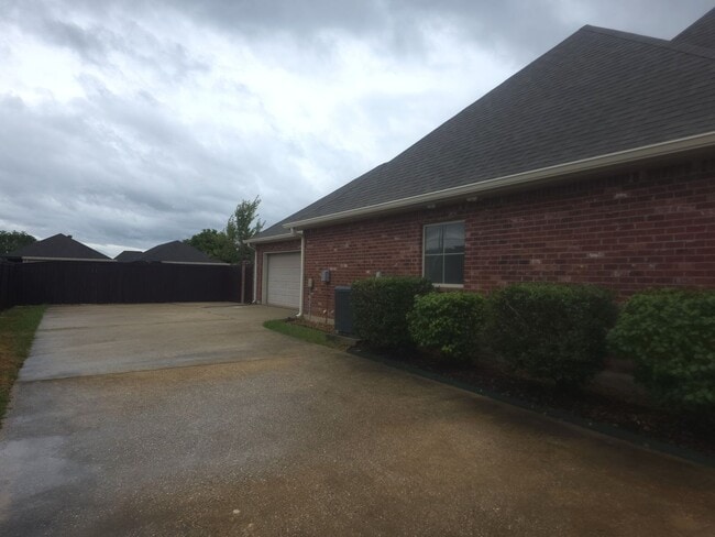 Building Photo - 5717 W Kayleigh Ln