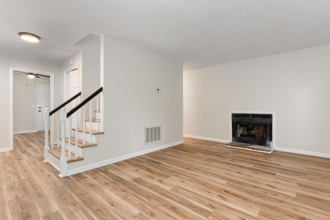 Building Photo - Newly renovated unit close to I-77 and I-20