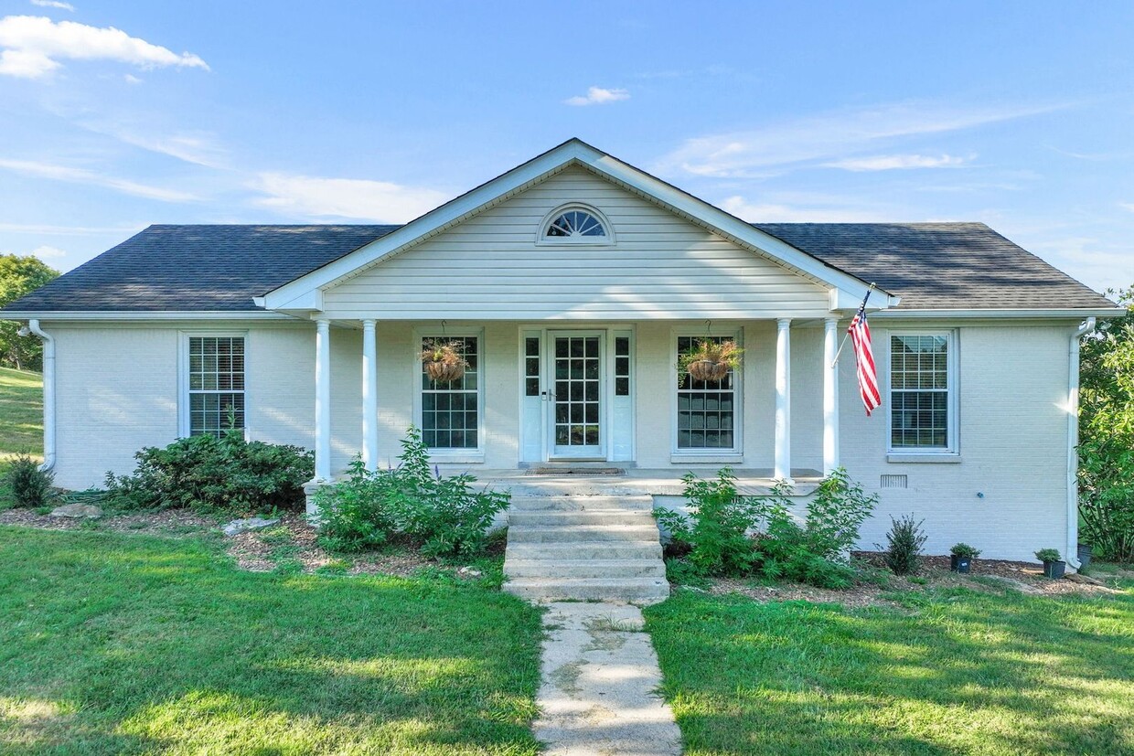 Primary Photo - Stunning 7 acre property - Horses welcomed