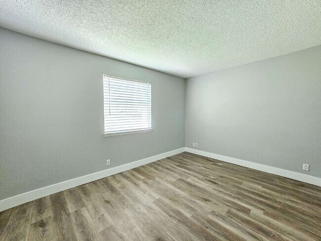 Foto del edificio - Downstairs unit coming soon!