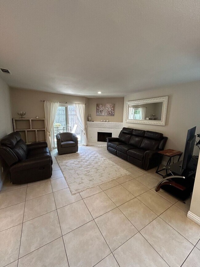 Building Photo - New! Fully Furnished Costa Mesa Condo Near Back Bay!