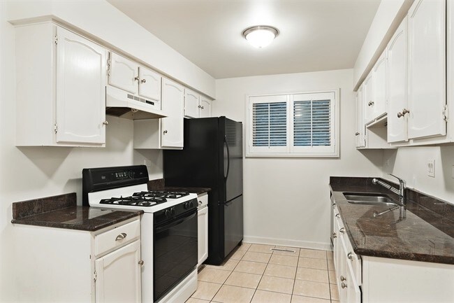 Building Photo - 2220 N Kenmore Ave