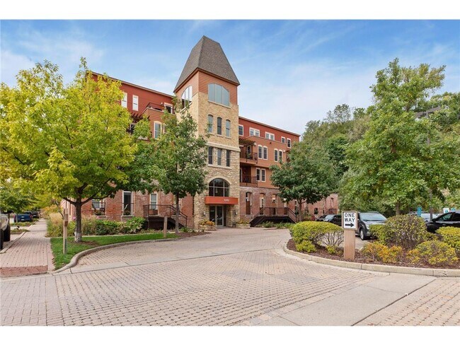 Foto del edificio - 640 Main St N