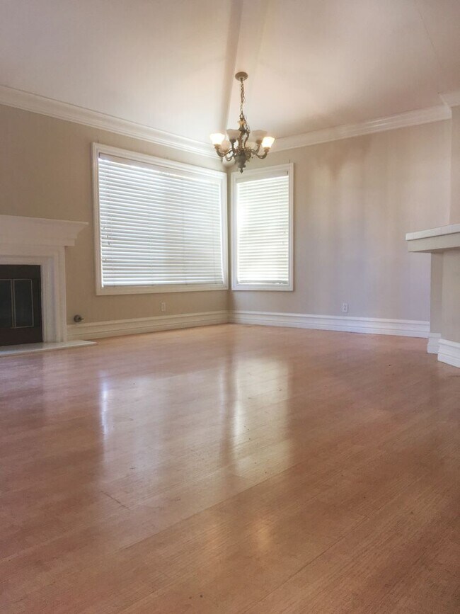 Building Photo - 2 Bedroom Carriage Unit, Available NOW!