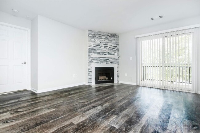 Building Photo - The Brixton at Loudoun