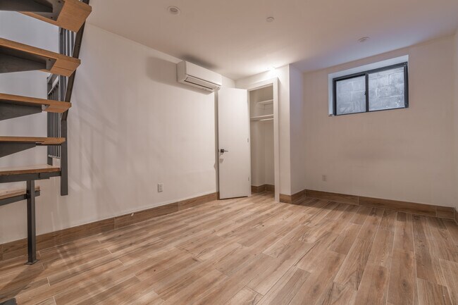 Foto del edificio - 1534 Putnam Ave