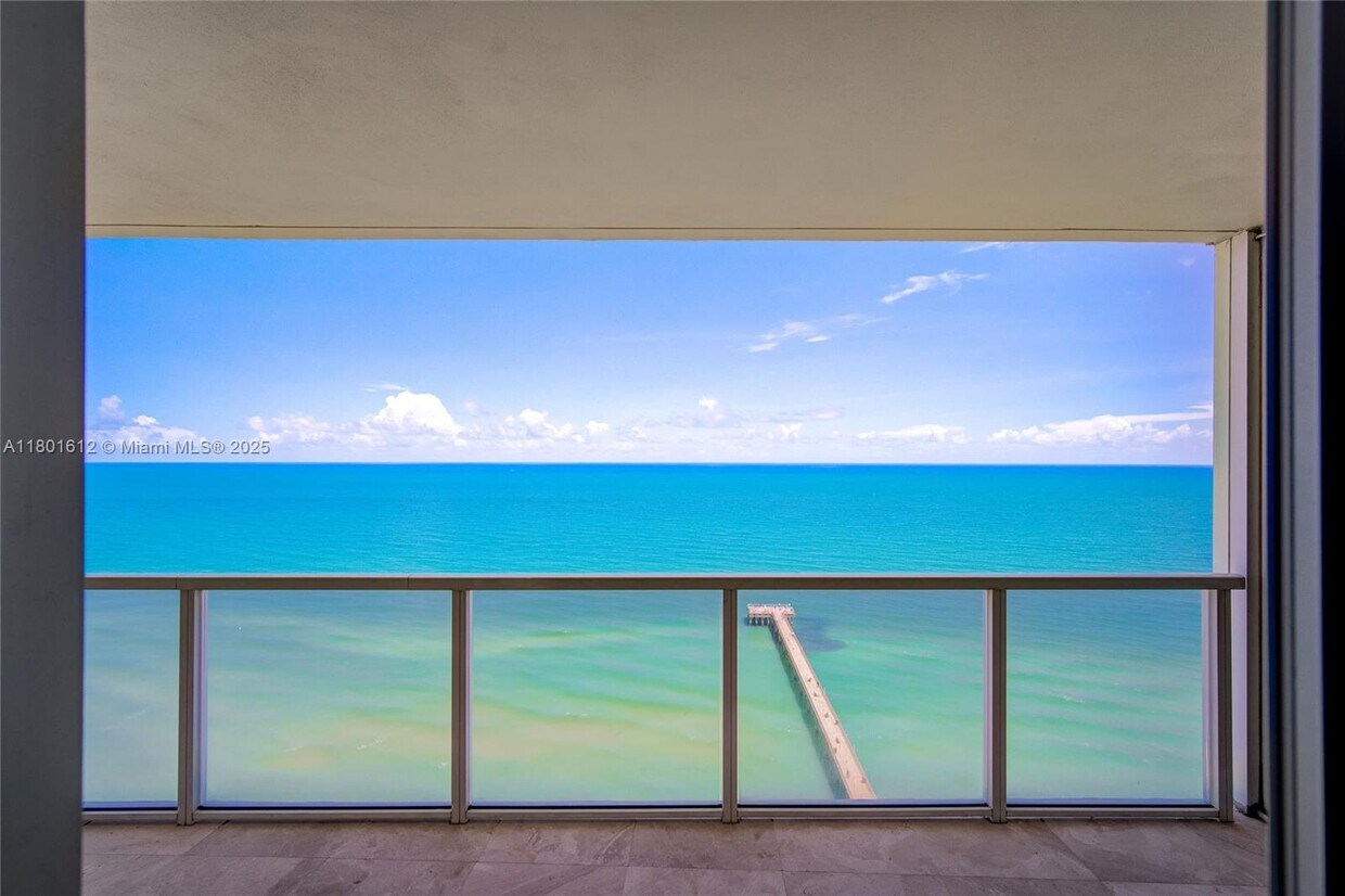 Foto principal - 16699 Collins Ave