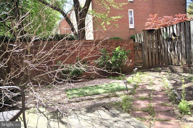 Building Photo - 1562C Westmoreland St