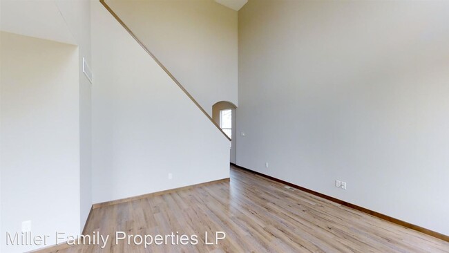 Building Photo - 4 br, 3.5 bath House - 718 Deer Haven