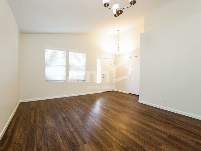 Foto del edificio - 2215 Eagle Greens Dr
