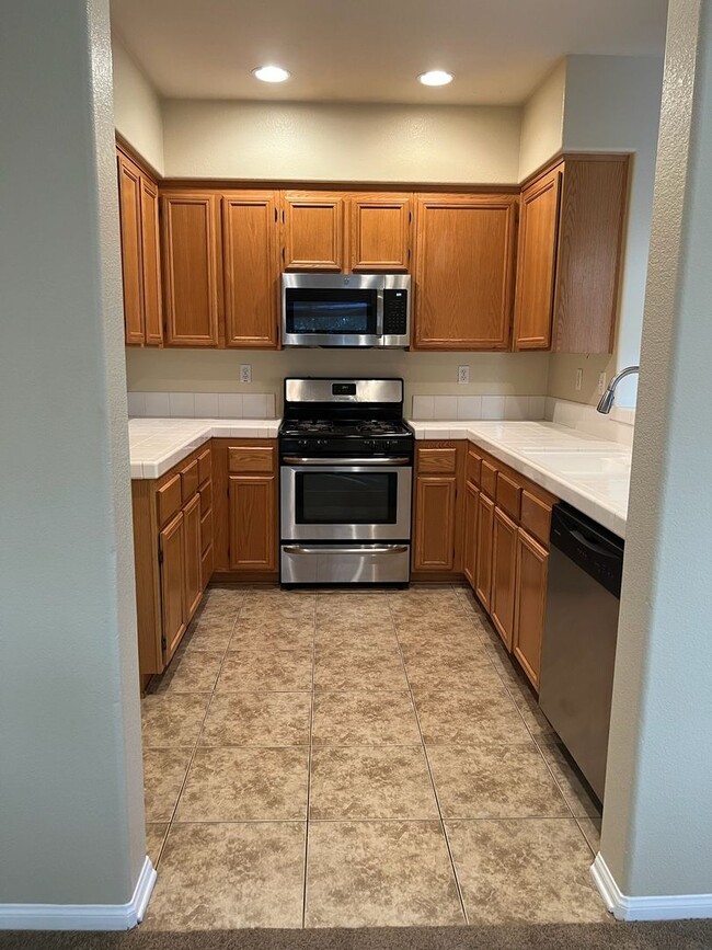 Building Photo - Eastlake Beauty 3 bedroom, 2.5 Bath