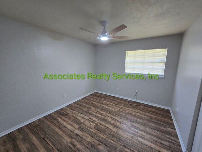 Foto del edificio - Home in Lake Ridge available mid summer!  ...