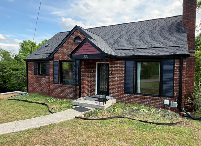Foto del edificio - 4 bed/2 bath house in East Nashville,Pet Friendly,Fenced Yard,minutes to Shelby Bottoms