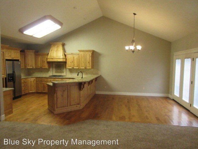 Building Photo - 652 Eaglewood Dr