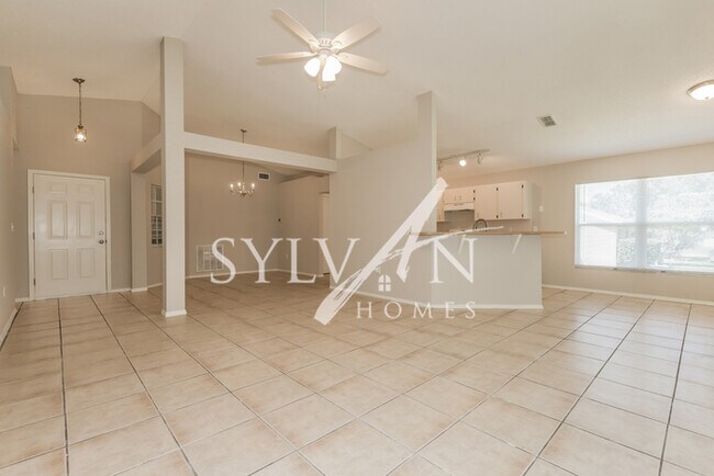 Foto del edificio - This highly desirable 3 bedroom, 2 bathroo...