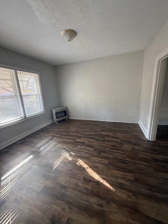 Building Photo - 337 5th Ave W