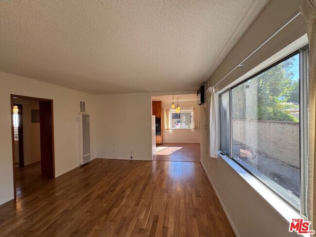 Foto del edificio - 4168 Brunswick Ave