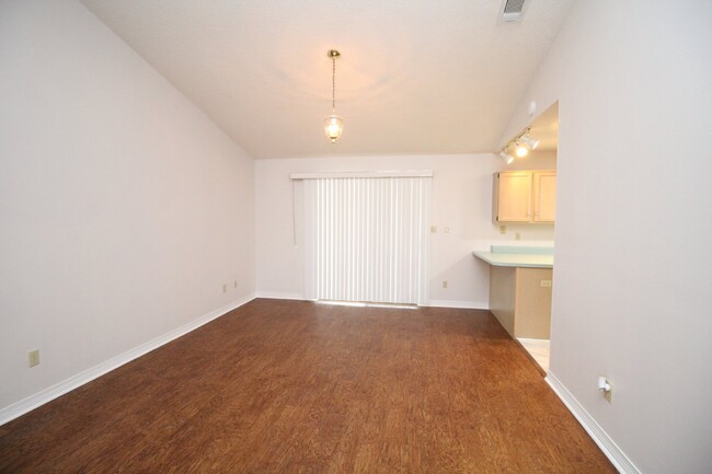 Building Photo - Accessible & spacious 2 / 2 duplex off Pin...