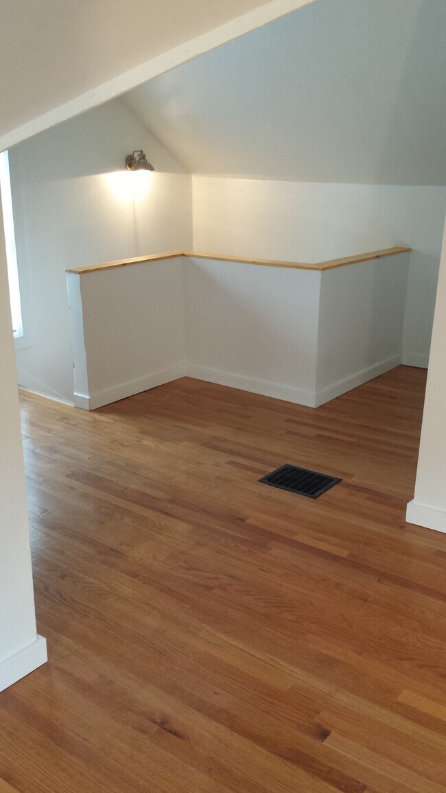 Building Photo - 308 S Elm St
