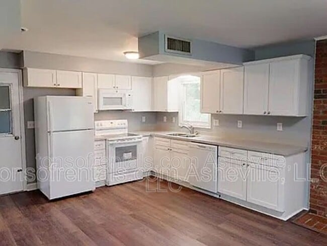 Foto del edificio - 708 Heatherwood Dr