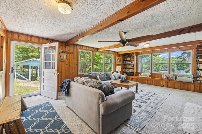 Foto del edificio - 4116 Tuffy Ln