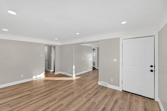 Building Photo - 20040 Regent Dr