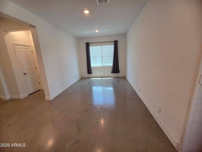 Foto del edificio - 320 S 202nd Ln