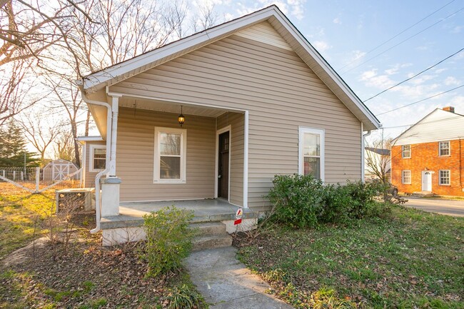 Building Photo - Charming Murfreesboro Home!