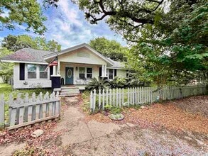 Building Photo - 2624 W De Soto St