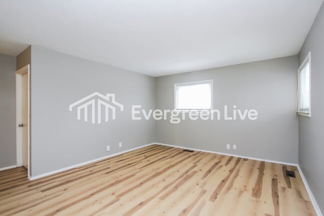 Building Photo - 615 S Green St