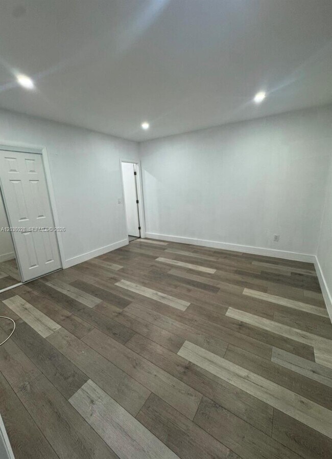 Foto del edificio - 5860 NW 193rd St