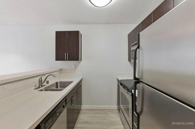 Foto del edificio - 480 Warren Dr