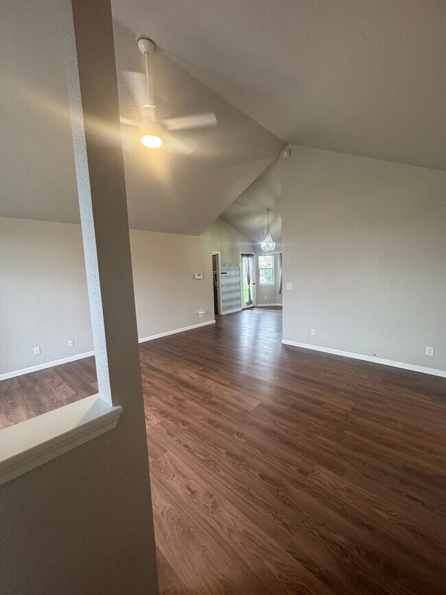 Foto del edificio - BEAUTIFUL 3 BED 2 BATH HOME IN COUNTRY HEI...
