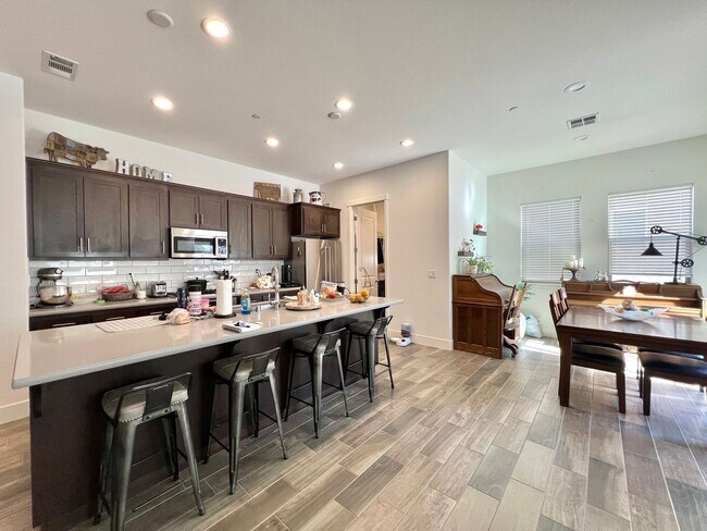 Building Photo - Beautiful Santana Ranch Home in Hollister