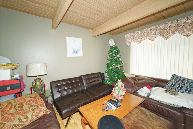 Foto del edificio - 389 Meadow Green Ln